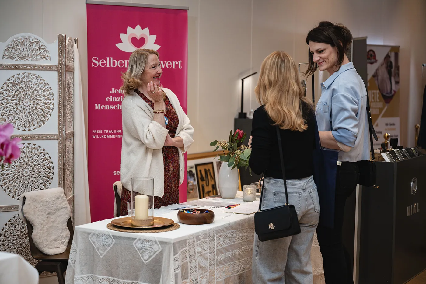 Ausstellerin von Selberherzwert im Gespräch mit Besucherinnen an ihrem Stand