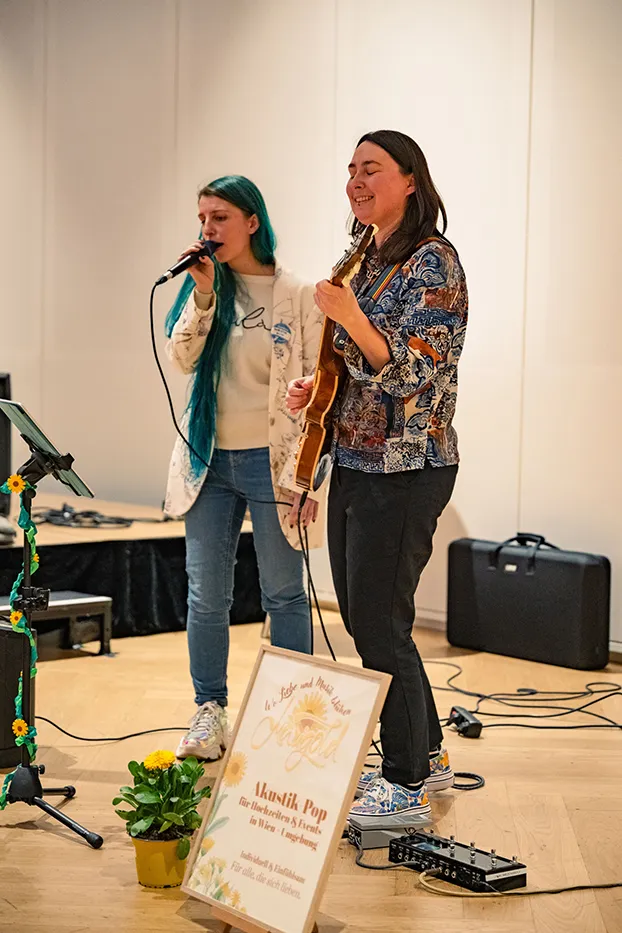 Musikduo mit Gesang und Gitarre beim Bühnenprogramm