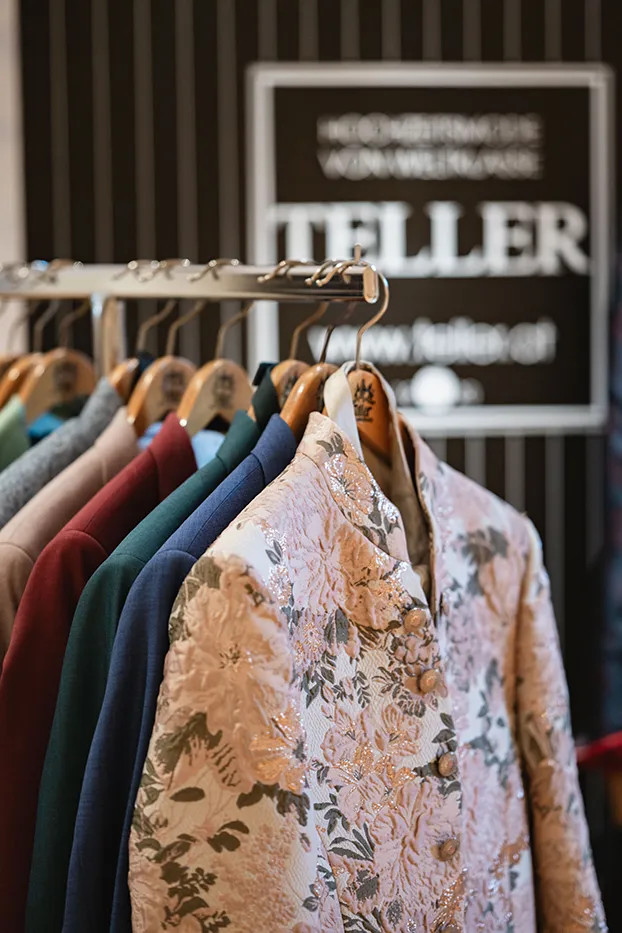 Kleiderstange mit Hochzeitsanzügen am Stand von TELLER