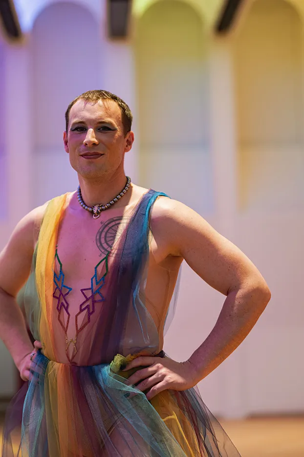 Model im regenbogenfarbenen Tüllkleid mit Bodypainting