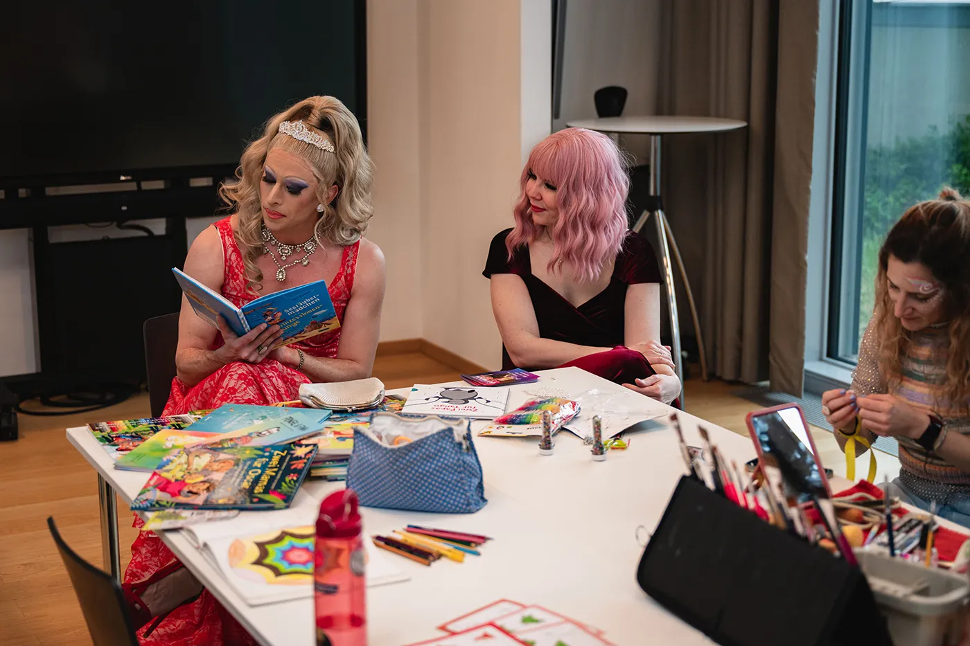 Drag Artist liest bei der Kinderlesung aus einem Bilderbuch vor