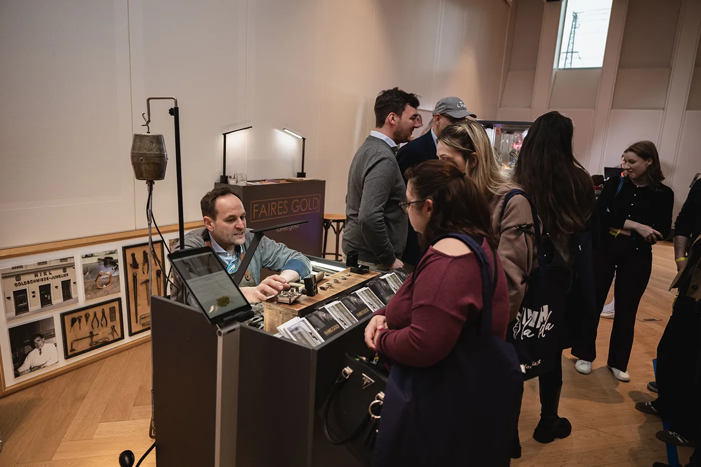 Aussteller berät Besucher:innen an seinem Messestand