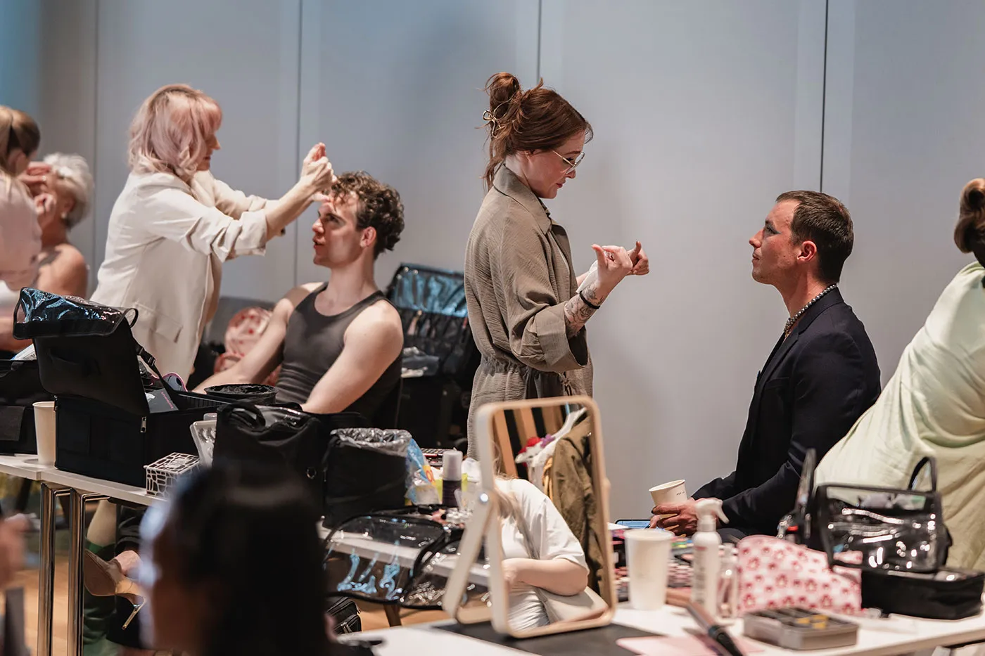 Backstage werden die Models für die Modenschau vorbereitet