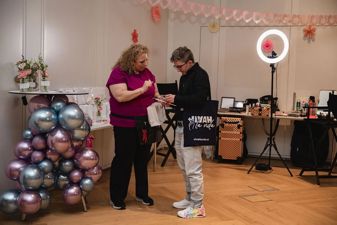Fotobox-Bereich mit Ballondekoration und Ringlicht