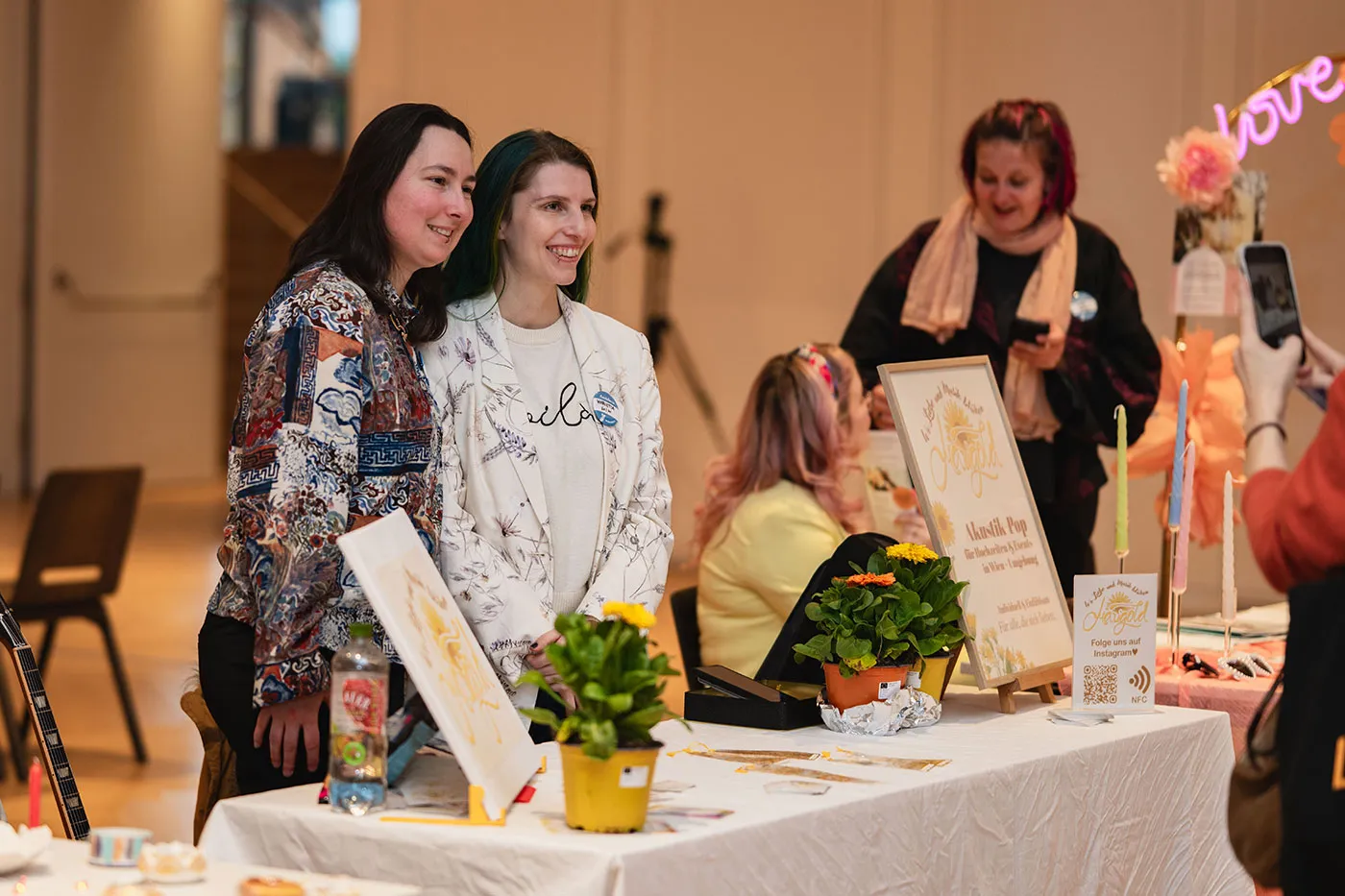 Ausstellerinnen an ihrem Stand mit Kerzen und handgemachten Karten