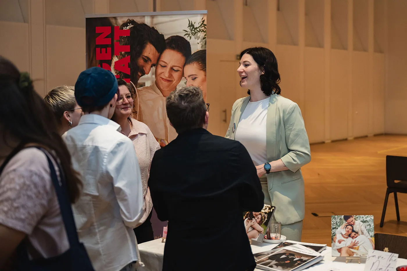 Ausstellerin der Regenbogenwerkstatt im Gespräch mit Besucher:innen