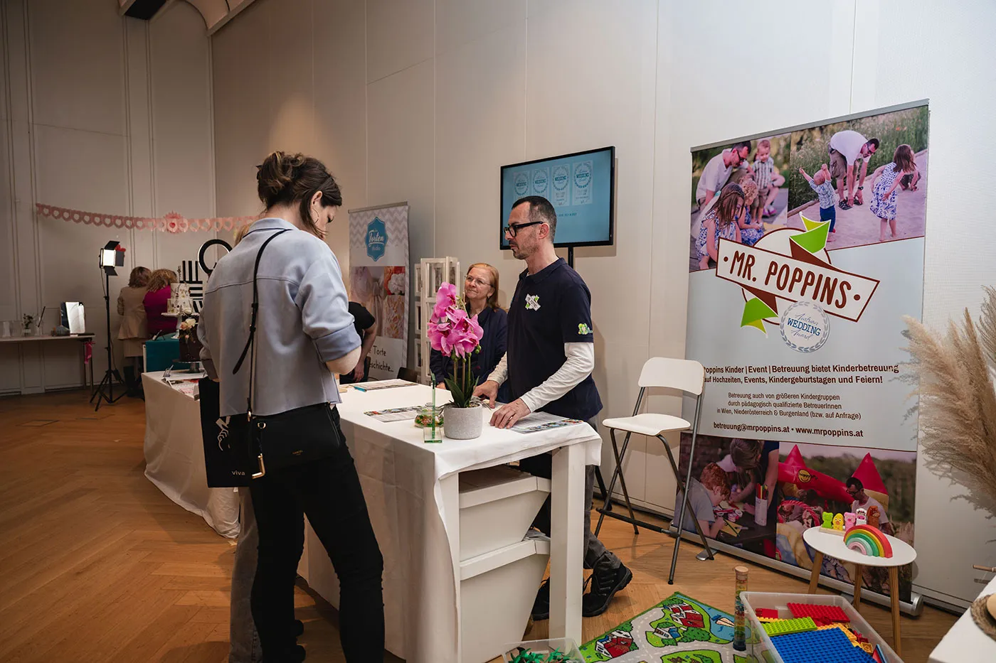 Stand von Mr. Poppins mit Spielecke für die Kinderbetreuung