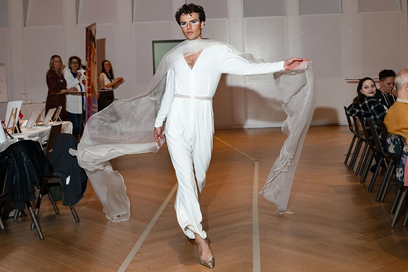 Model in fließendem weißem Outfit auf dem Laufsteg