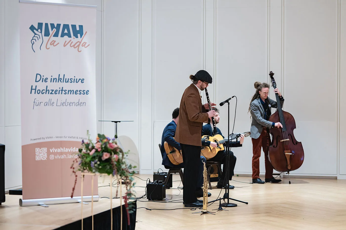 Live-Band spielt neben dem Vivah la Vida Rollup