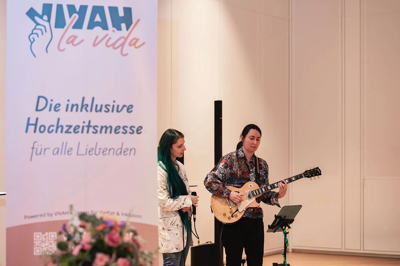 Sängerin und Gitarrist beim Auftritt neben dem Vivah la Vida Rollup